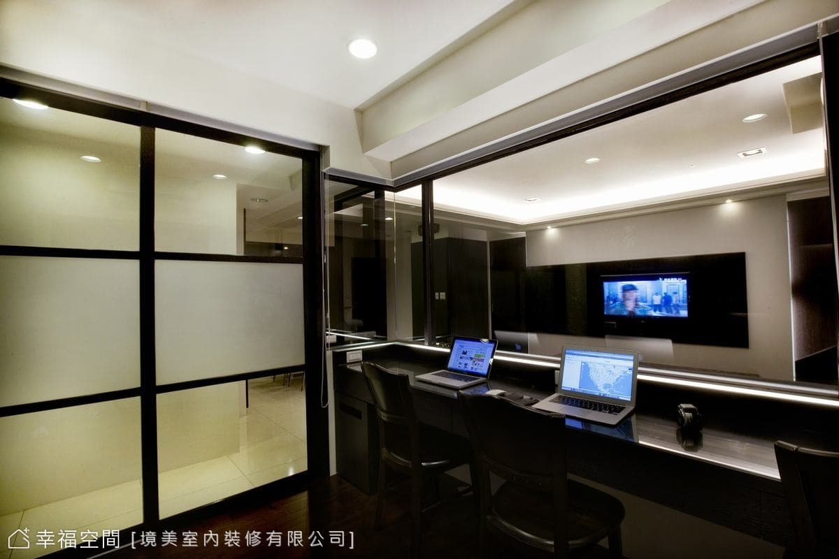 客廳望向電視主牆