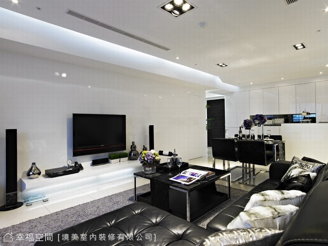 客廳望向餐廳