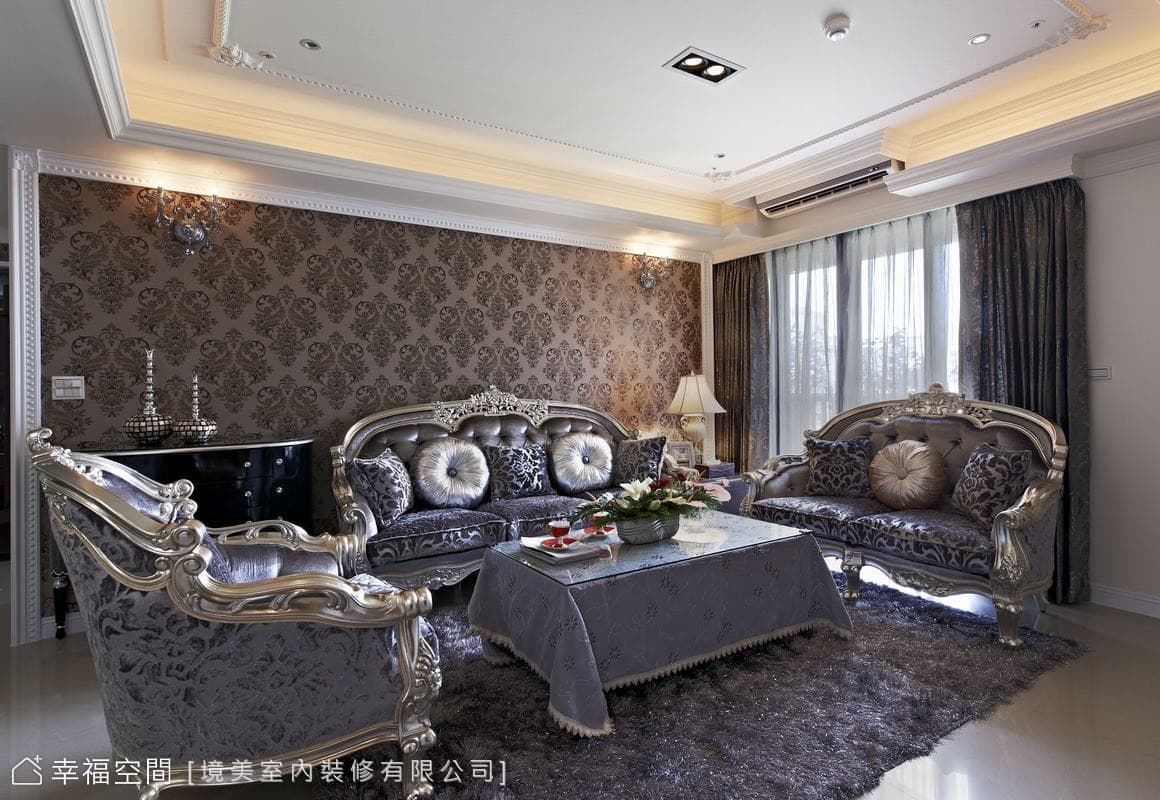 沙發背牆