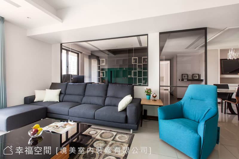 沙發背牆