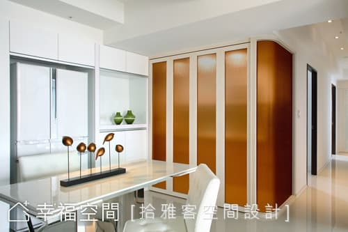 餐廳面向廚房