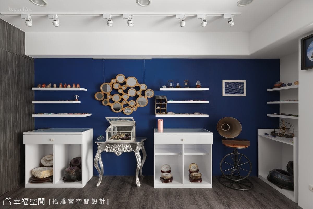 藍色展示牆