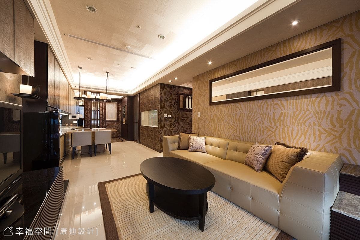 客廳望向餐廳