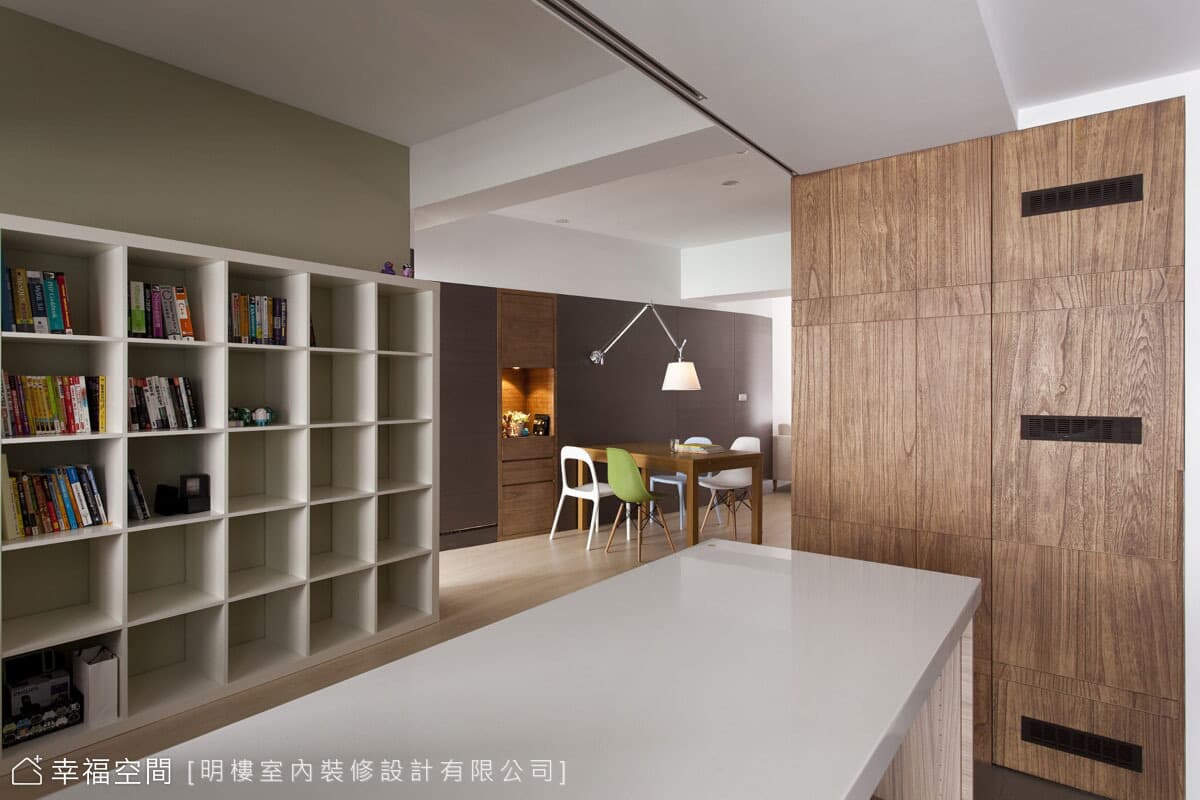 由主臥望向餐廳