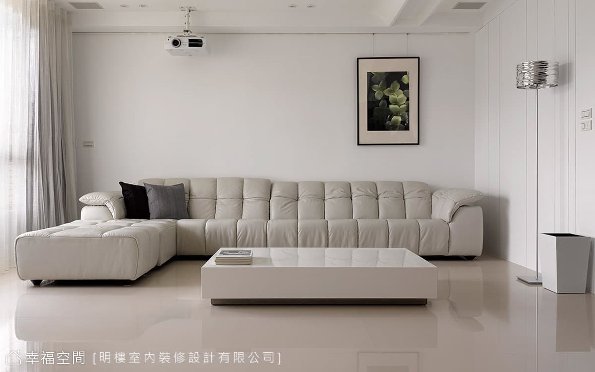 沙發背牆