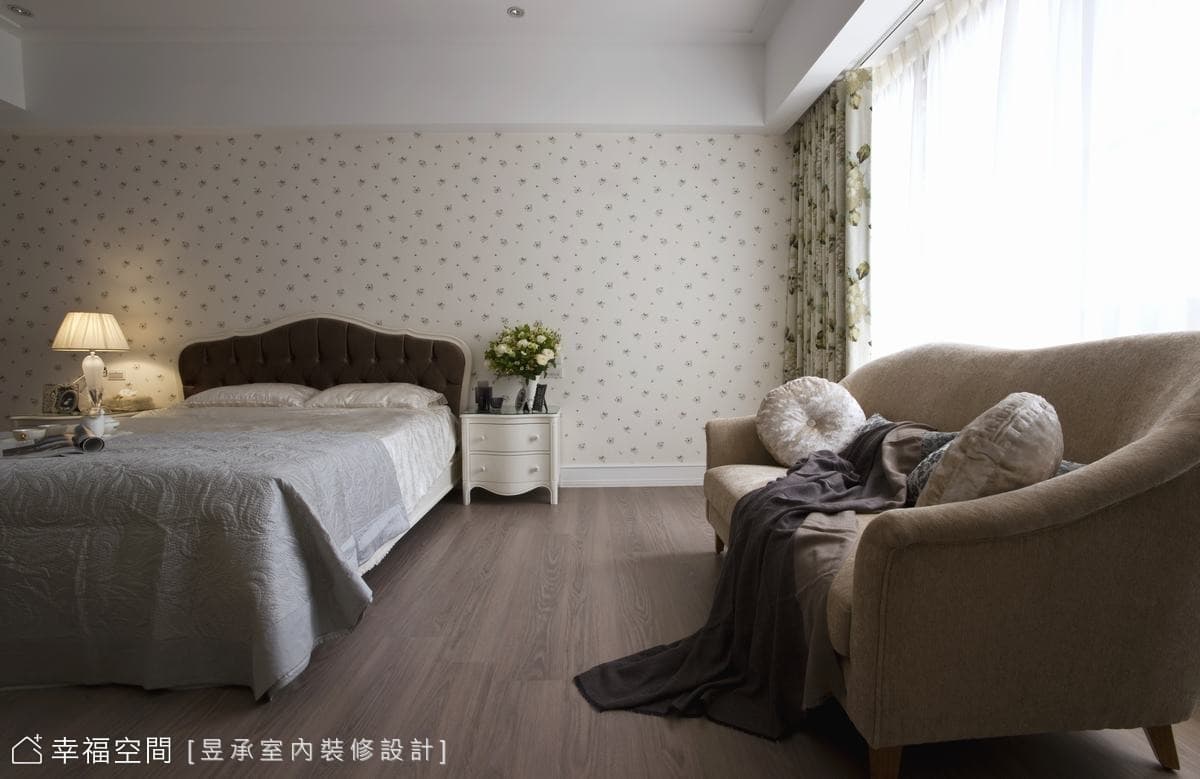 主臥床頭