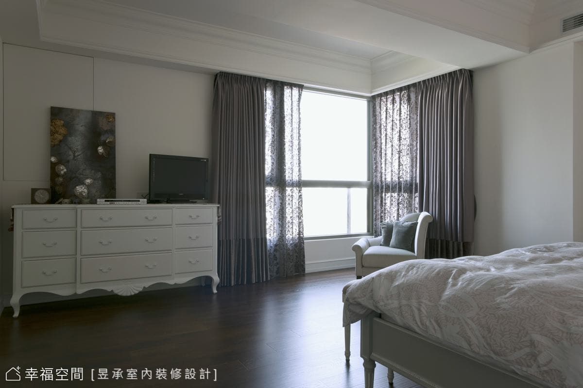 主臥室電視櫃