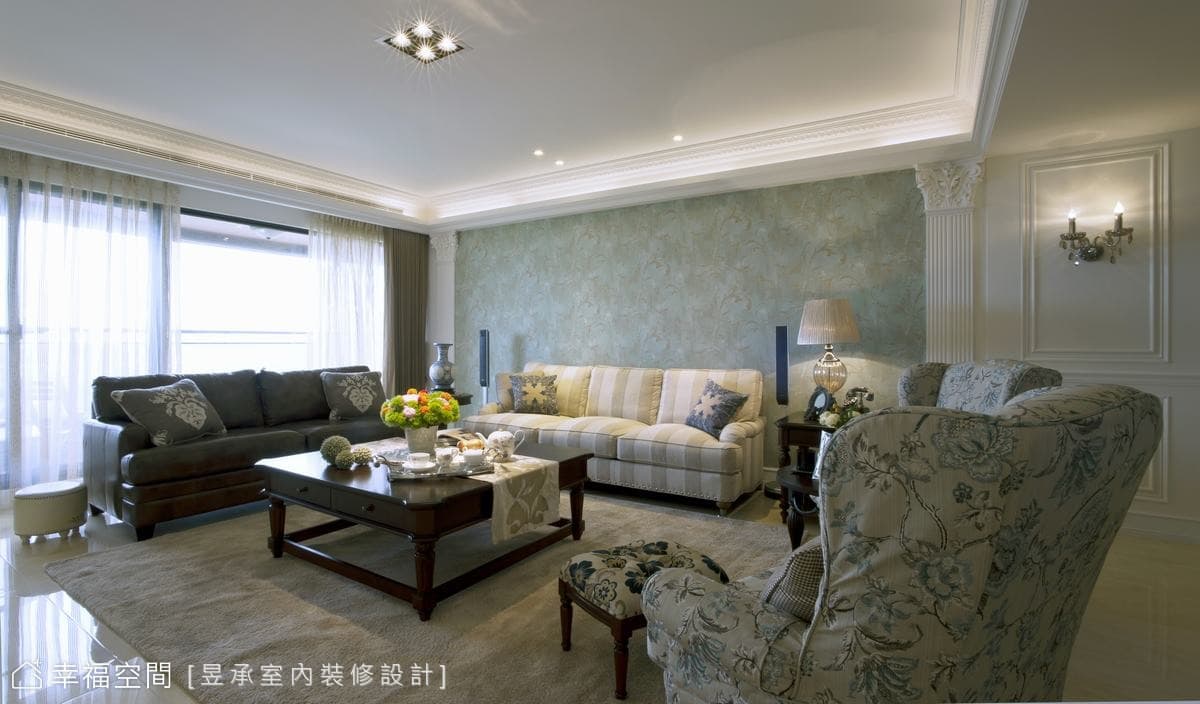 沙發背牆