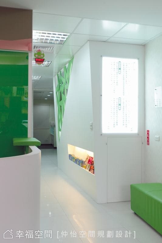 梯下展示櫃