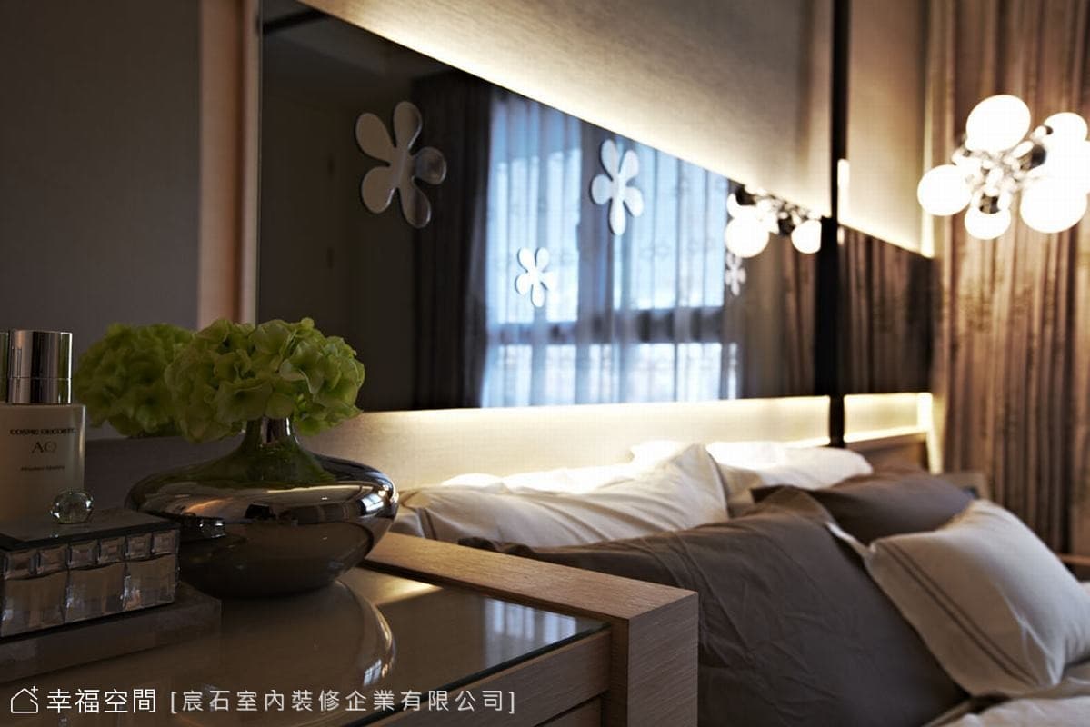 主臥床頭