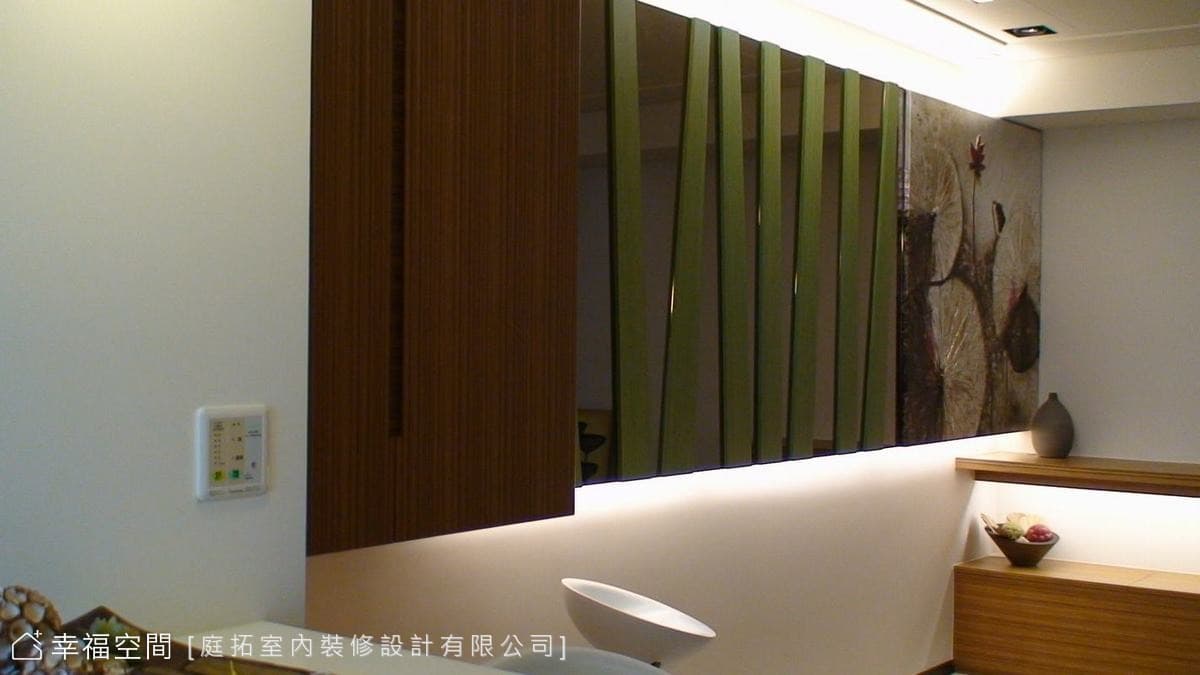 沙發背牆