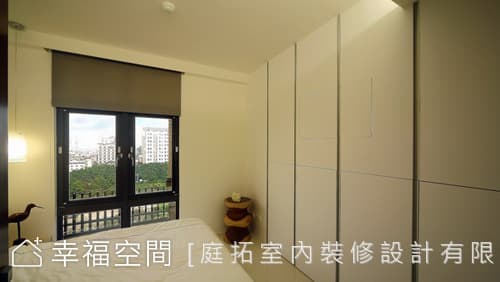 主臥床尾