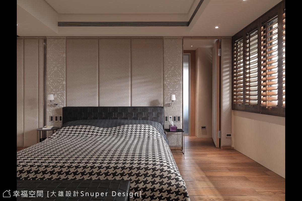 主臥床頭