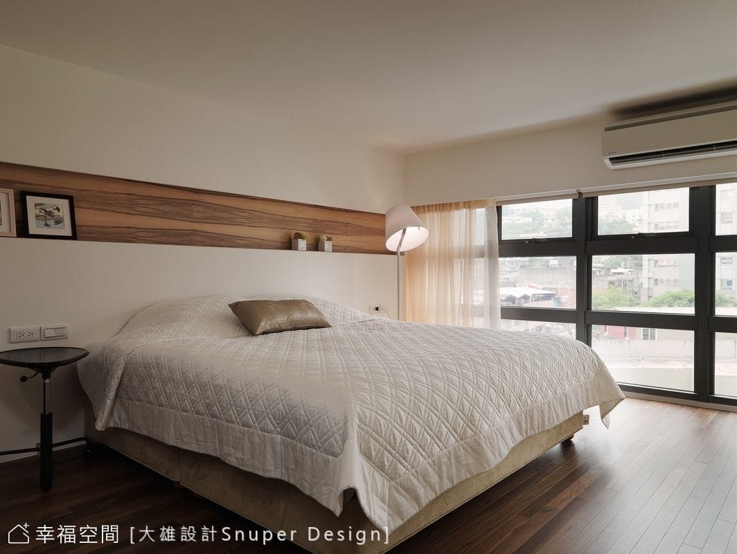 主臥床頭