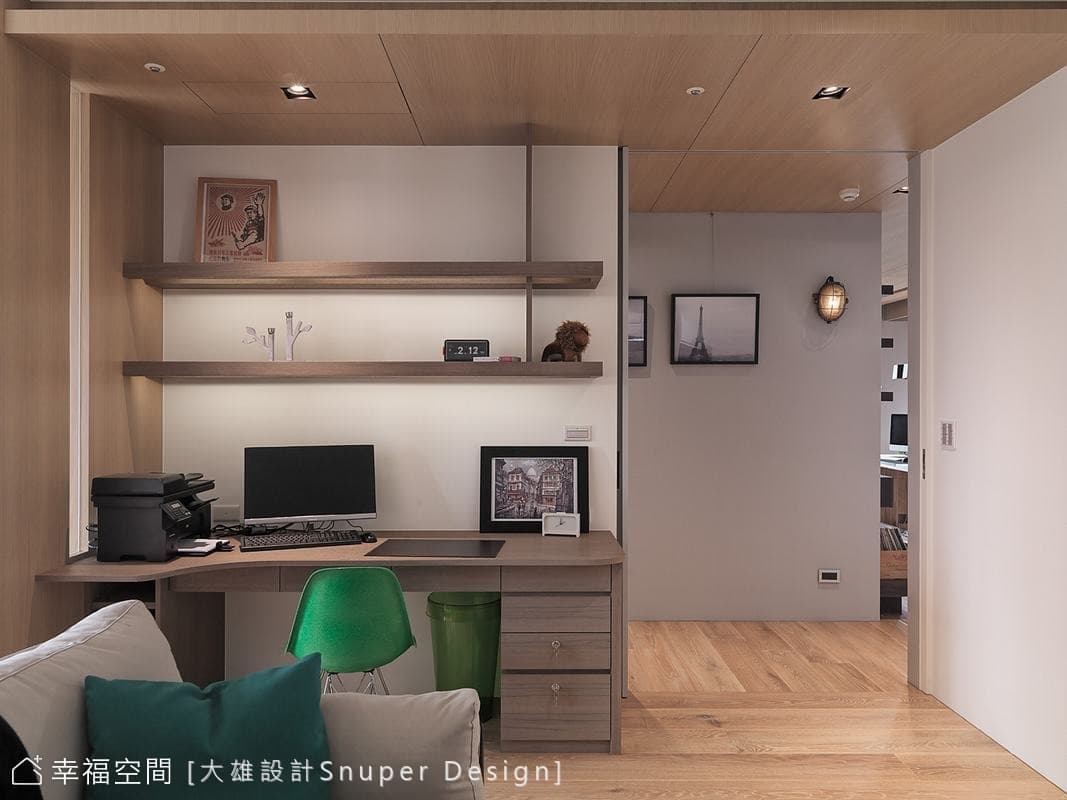 以開架層板作為延伸端景，營造出循序鋪陳的空間段落。