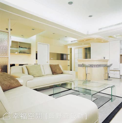 客廳望向吧台