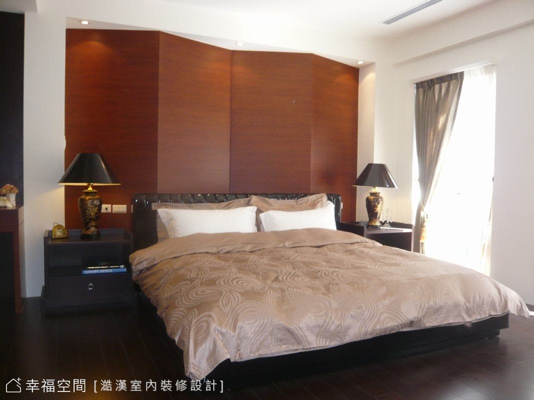 主臥床頭