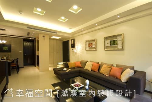 客廳望向玄關