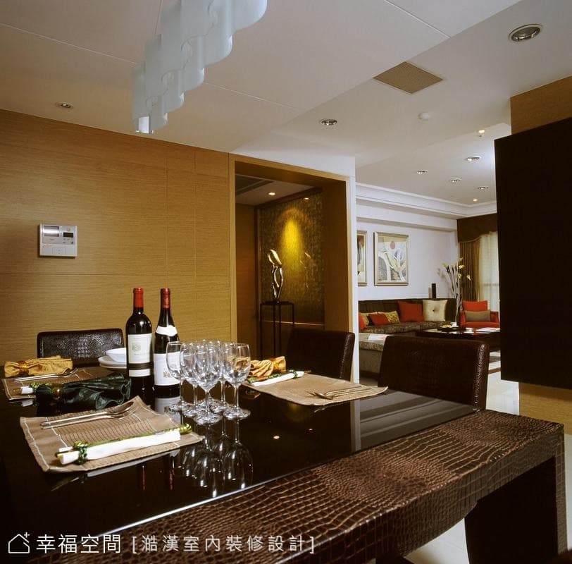 餐廳望向玄關