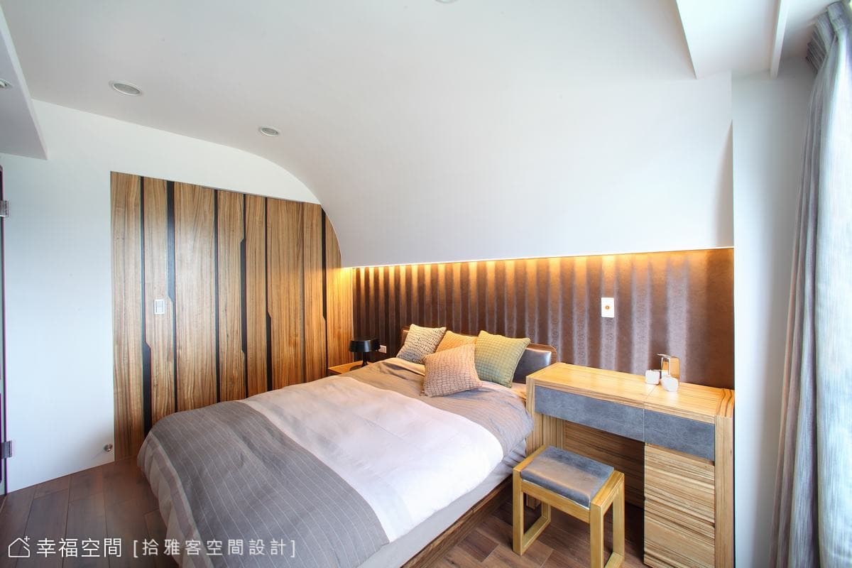 主臥床頭