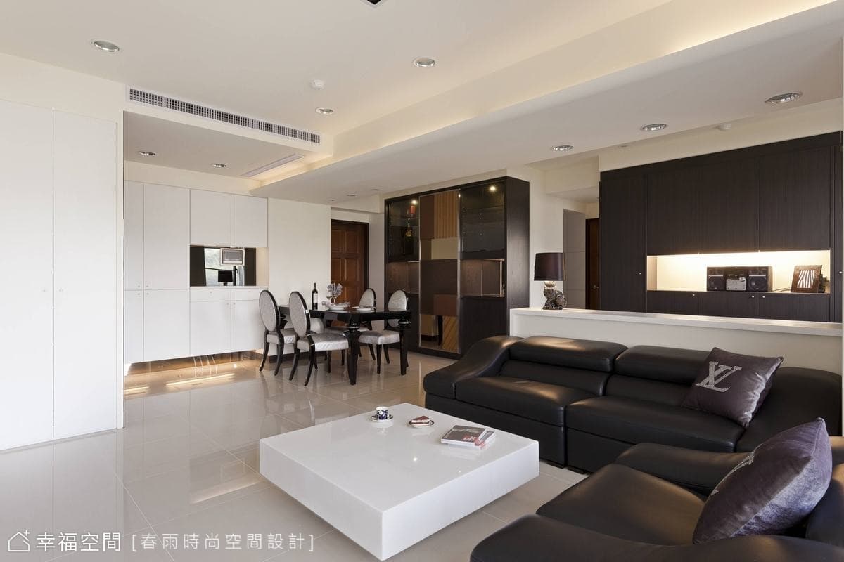 客廳望向餐廳