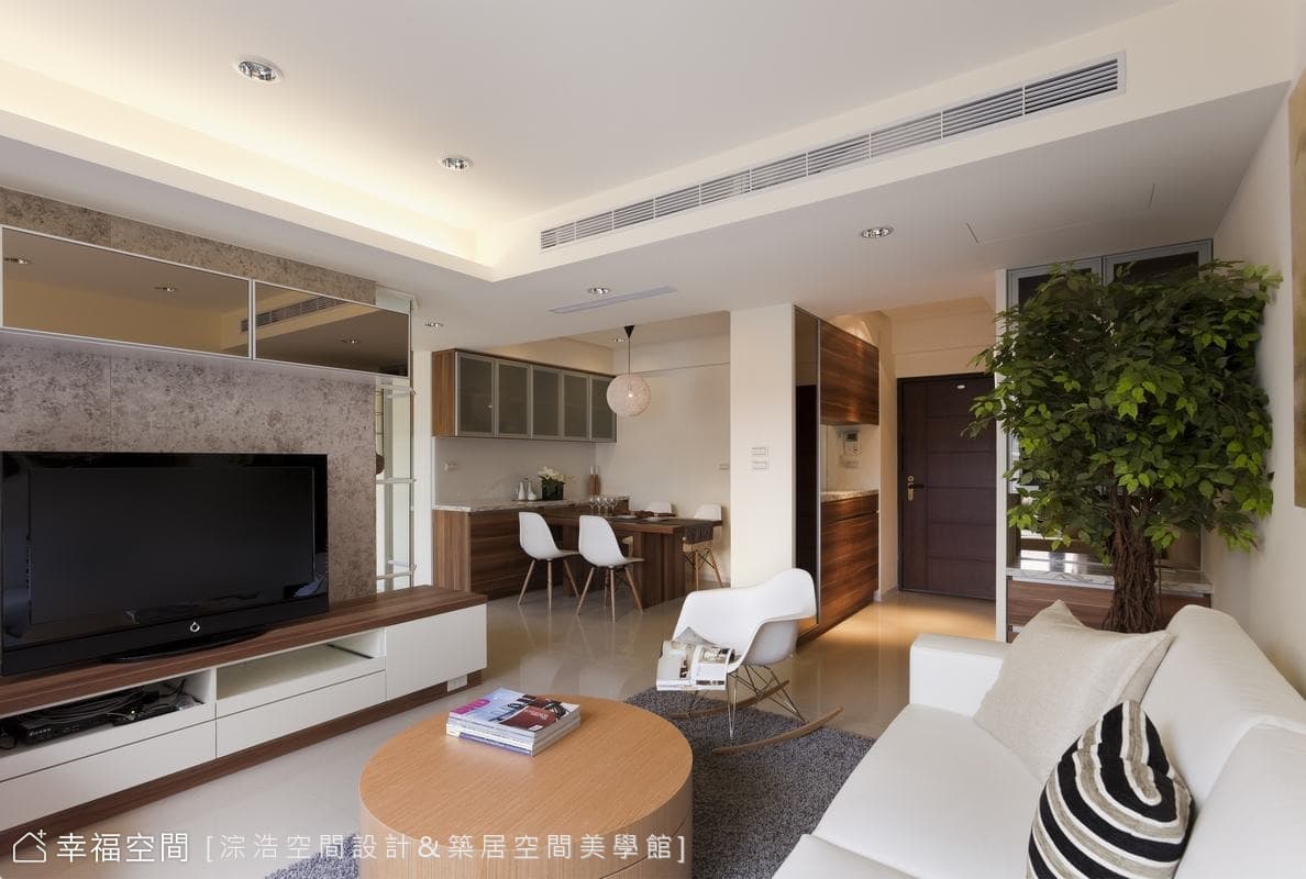 客廳望向餐廳