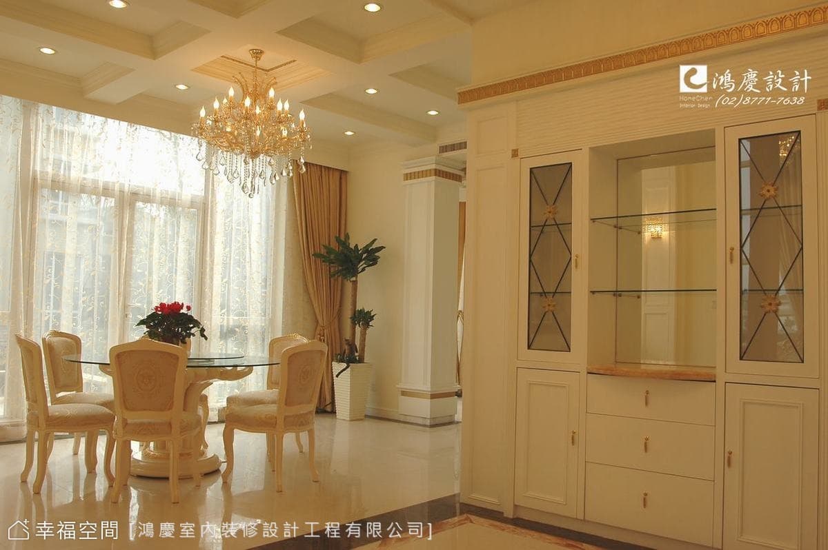 展示櫃望向餐廳