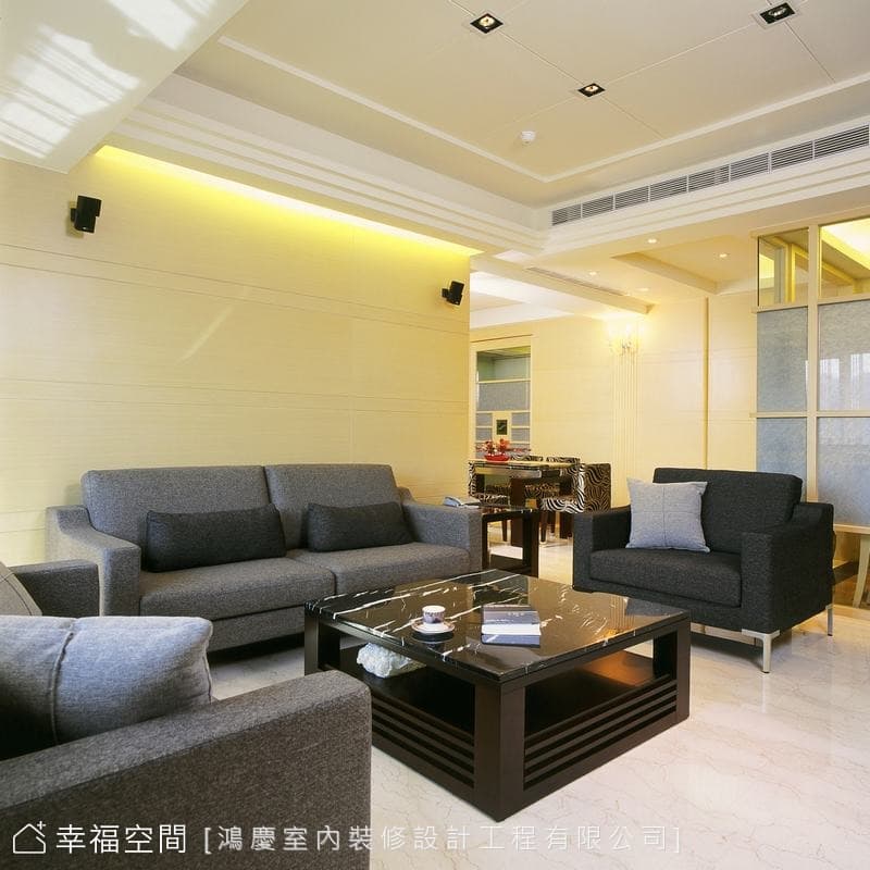 客廳望向餐廳