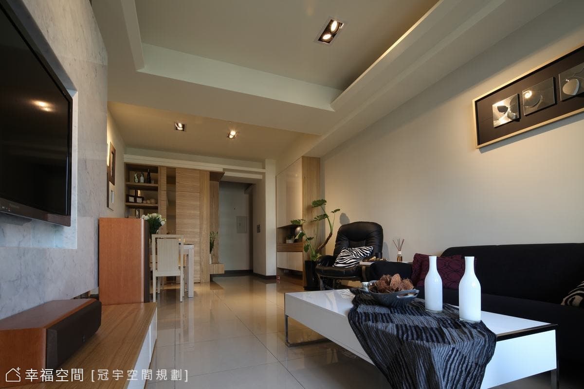 客廳望向玄關