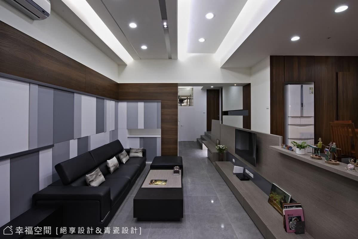 沙發背牆