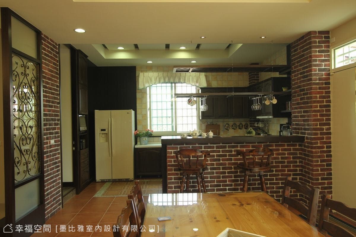 餐廳望向廚房