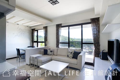 客廳面向陽台
