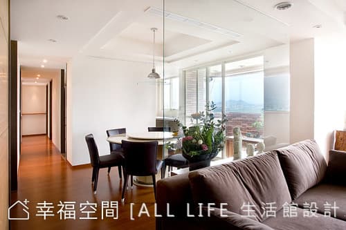 客廳面向餐廳