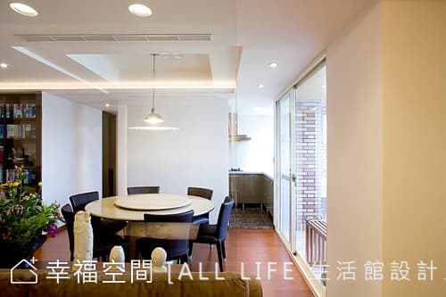餐廳面向廚房