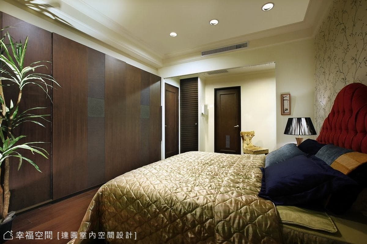 主臥床尾櫃體