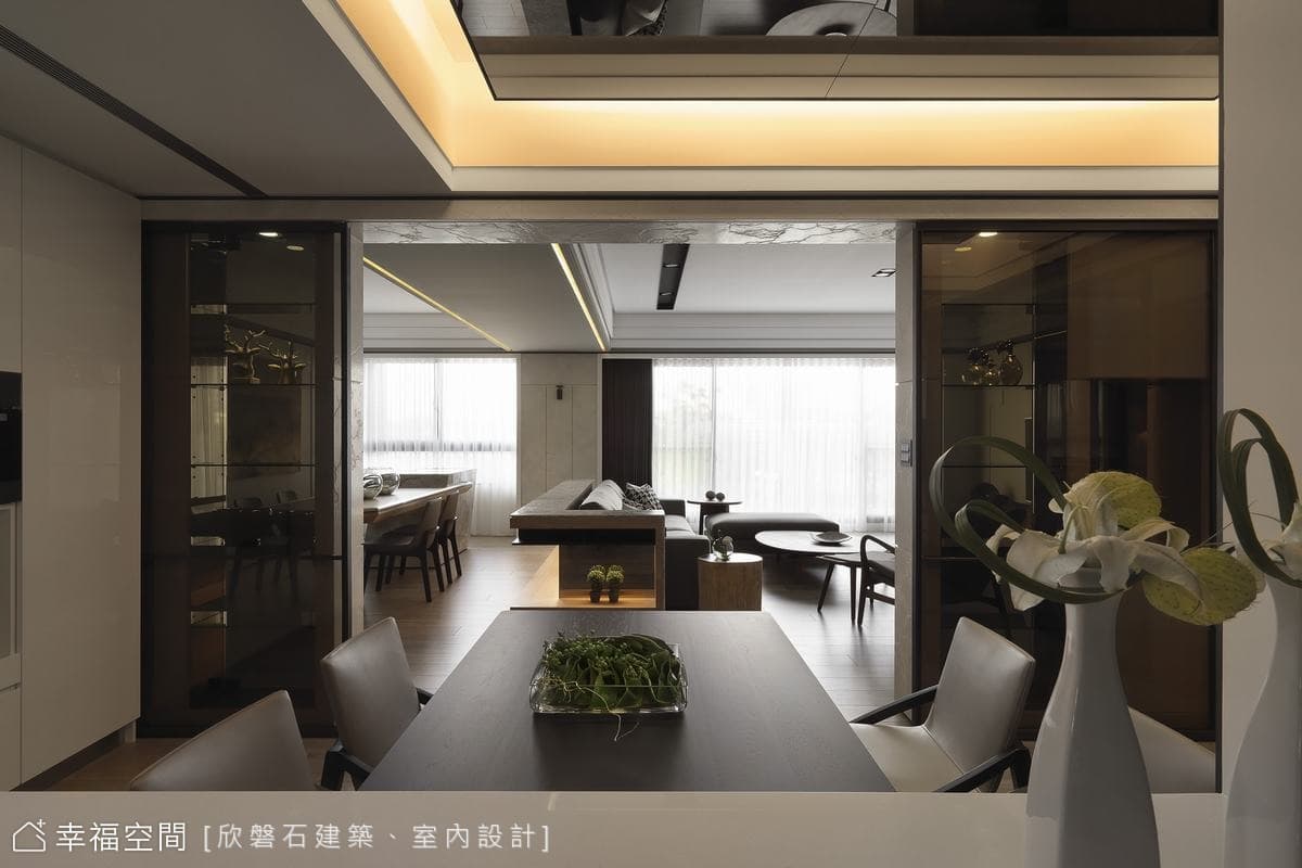 餐廳望向客廳