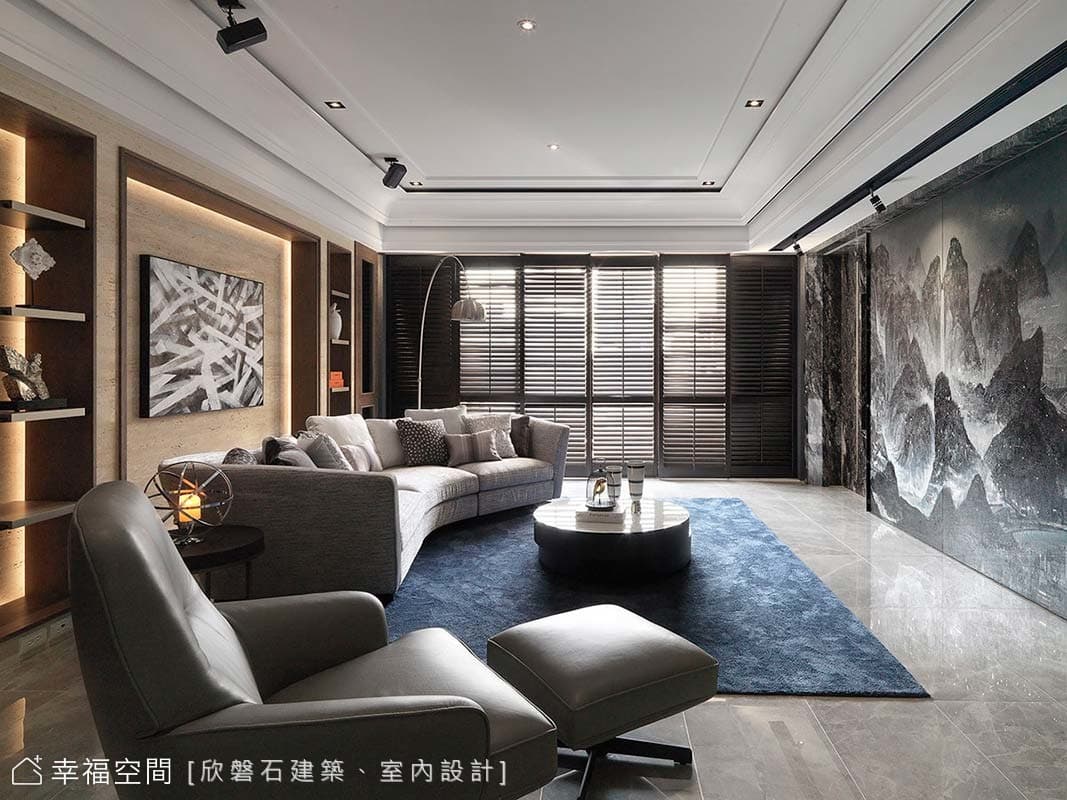 沙發背牆