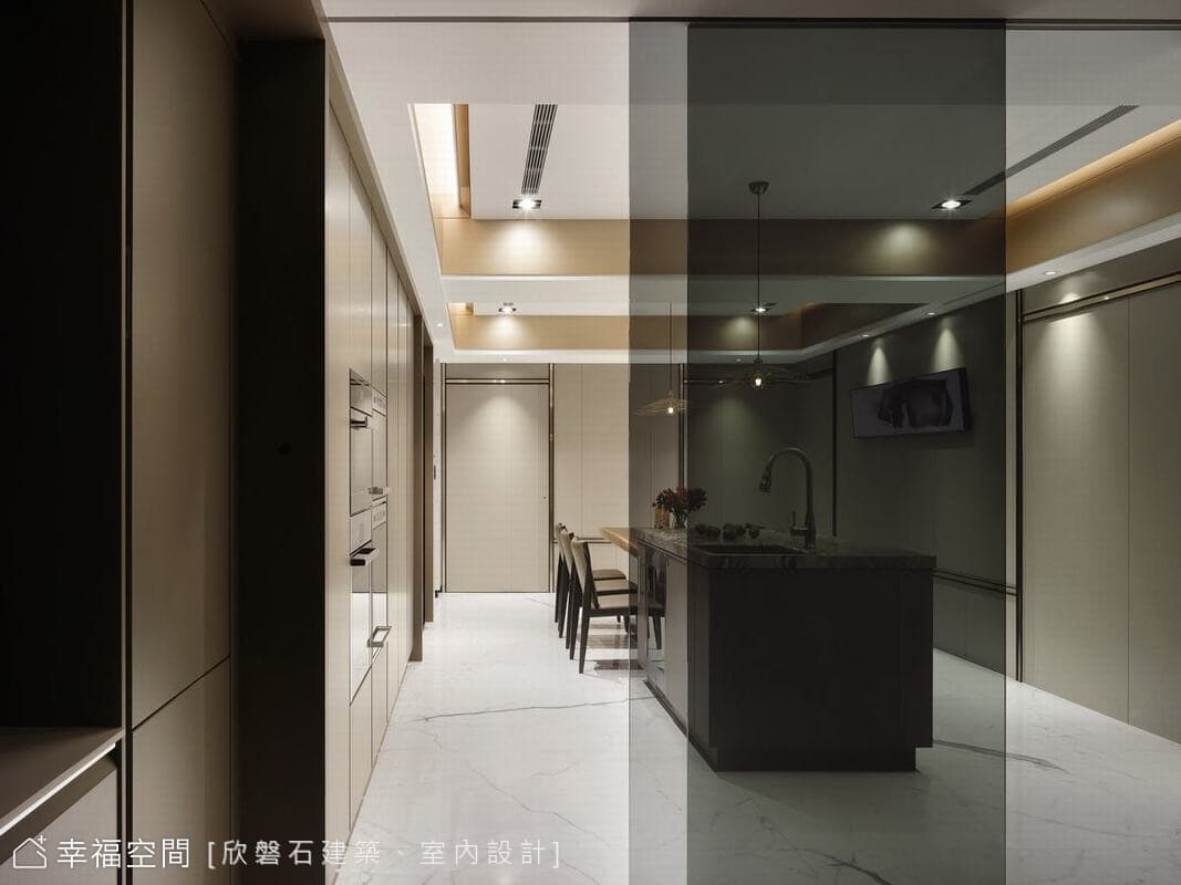 廚房望向餐廳