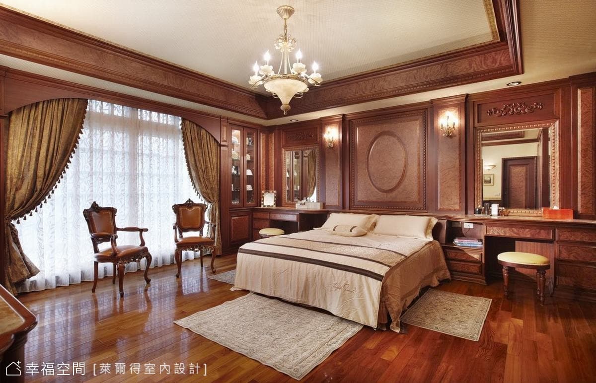 主臥床頭