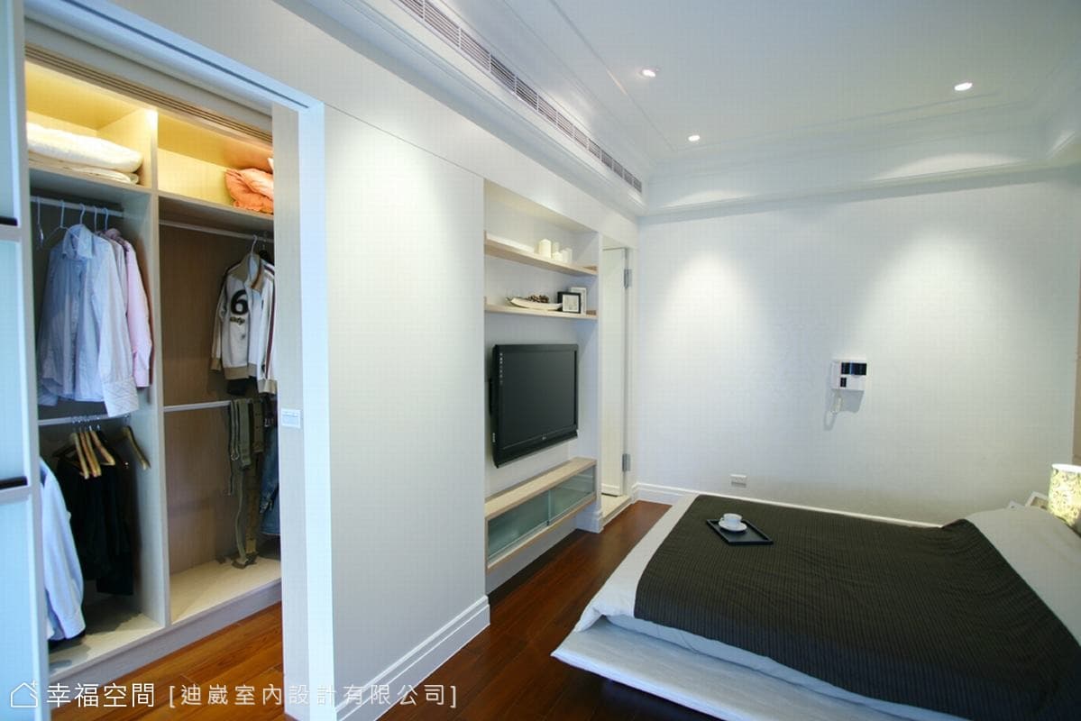主臥床尾