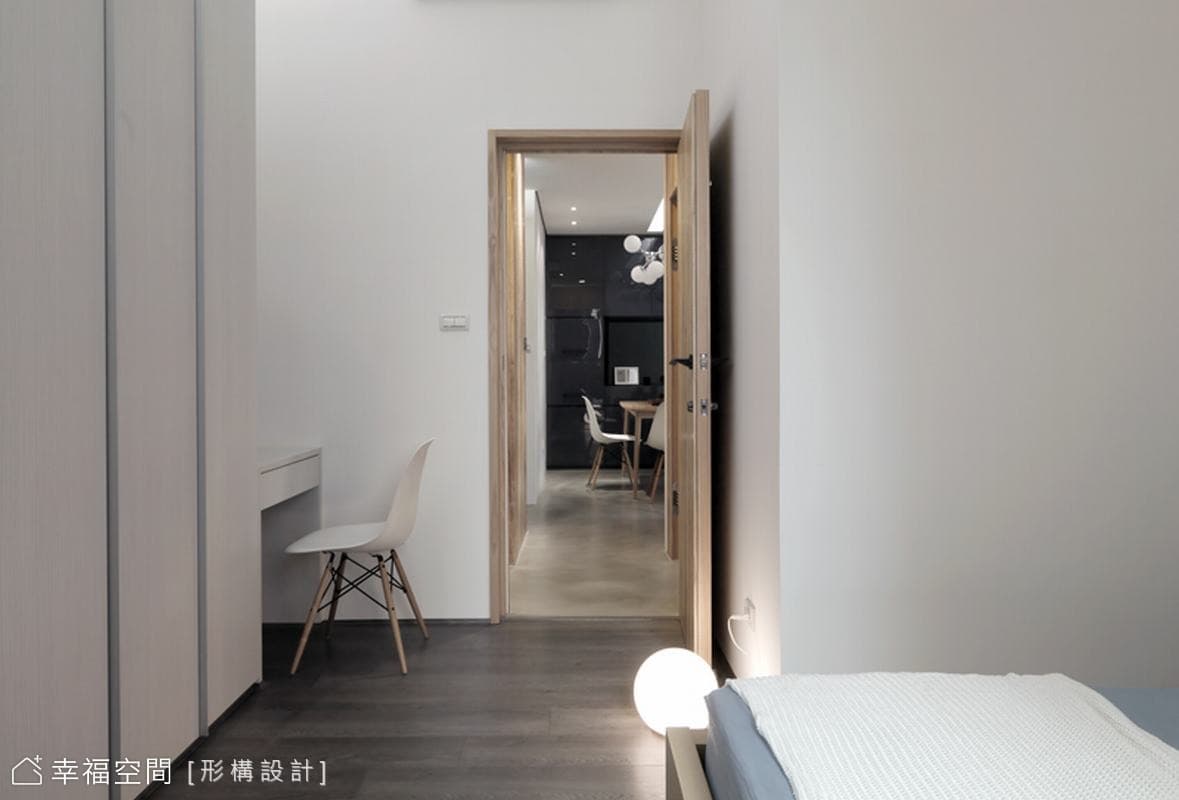 主臥室望向餐廳