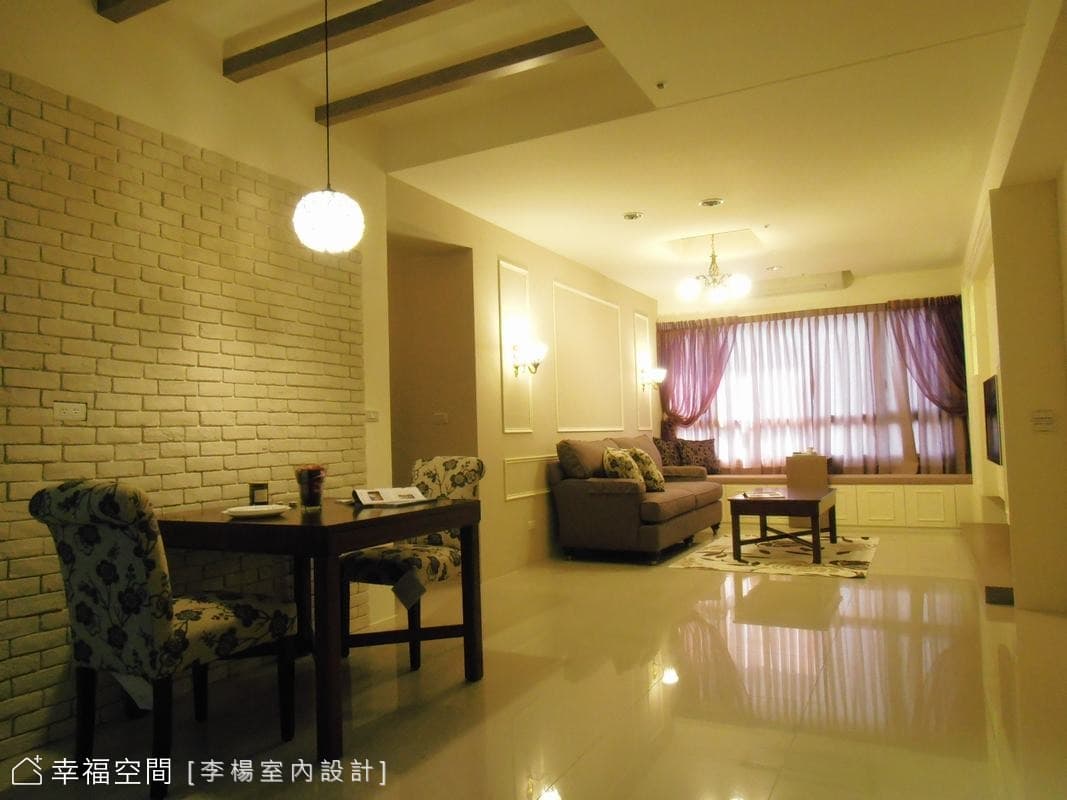 沙發背牆