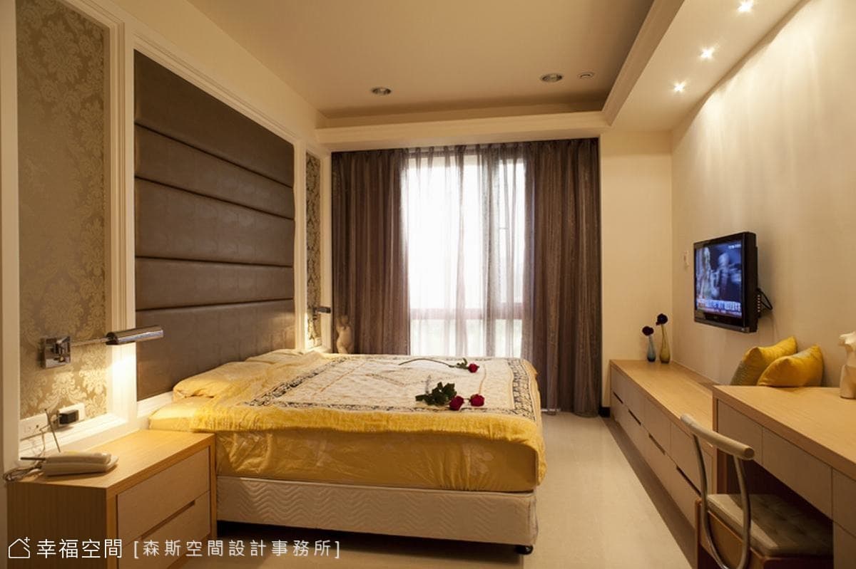主臥床尾
