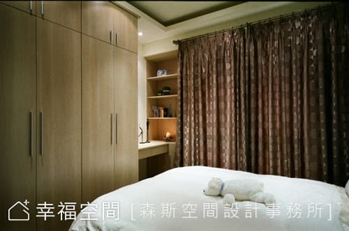 主臥房床尾