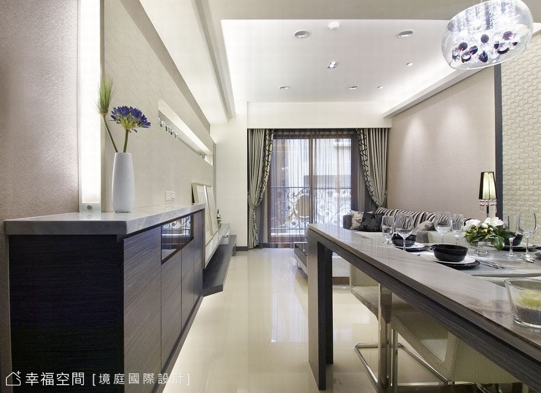玄關望向餐、客廳