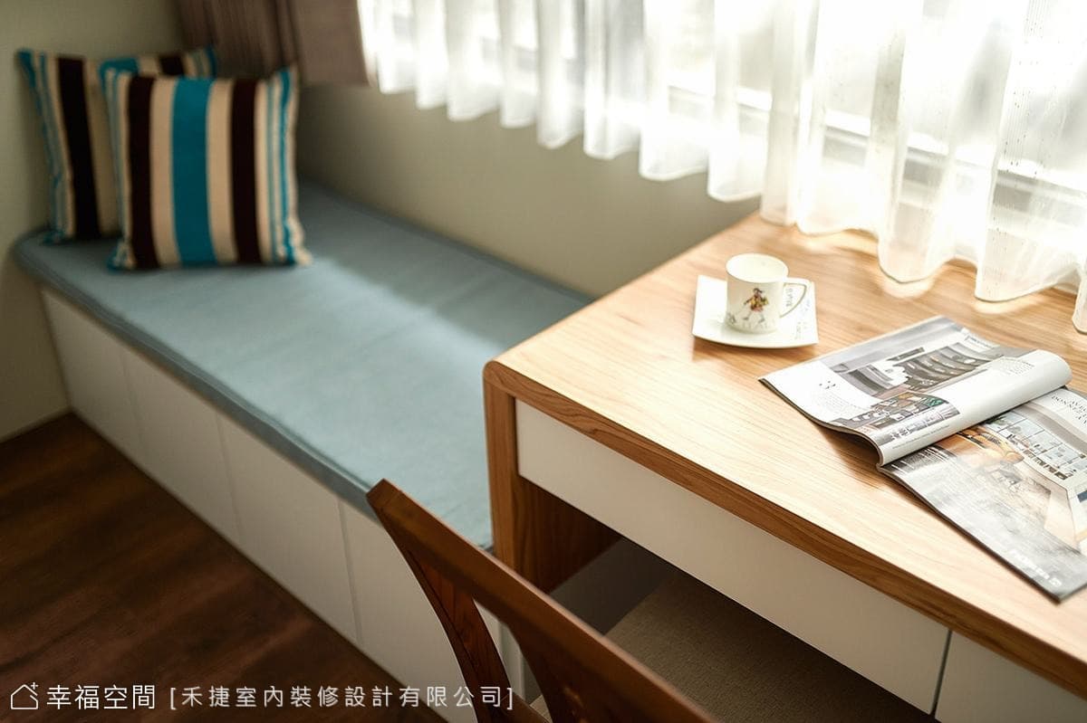 窗邊臥榻
