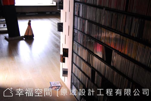 玄關望向CD展示架