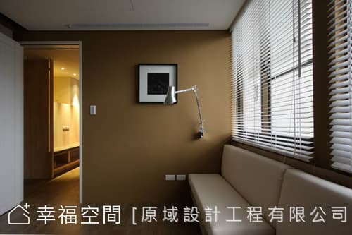 窗邊臥榻