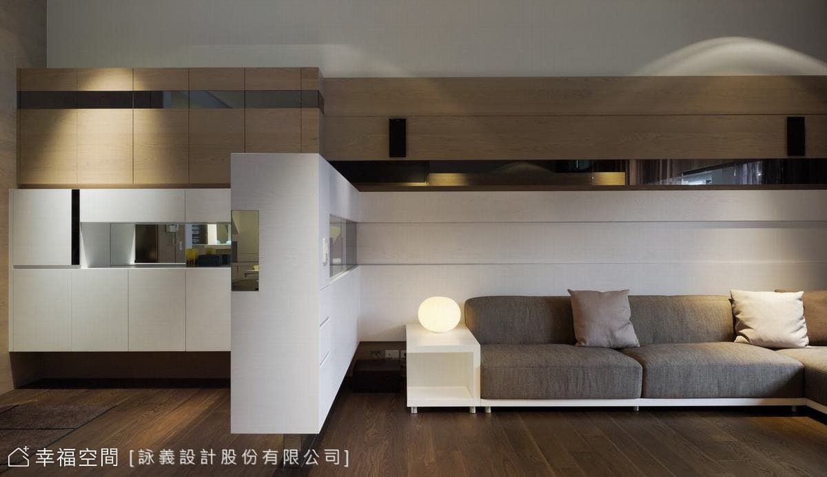 沙發背牆
