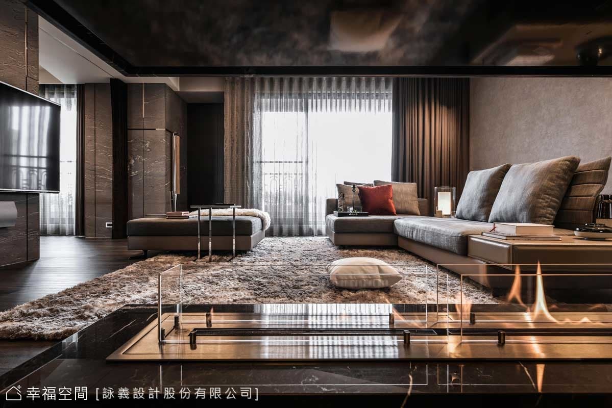 玄關櫃與壁爐